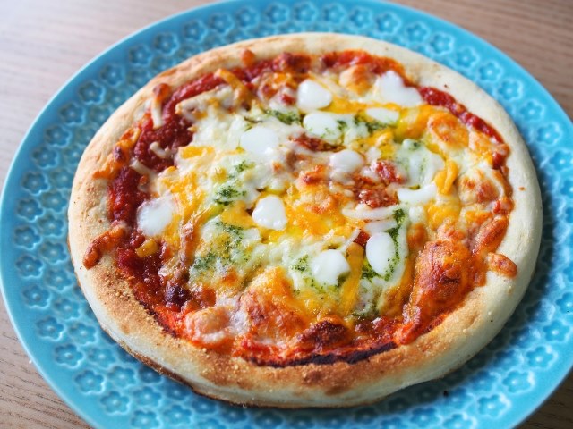 コスモスの４種類のチーズのピザ