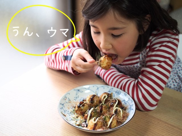 ON365のたこ焼きを子供が食べているところ